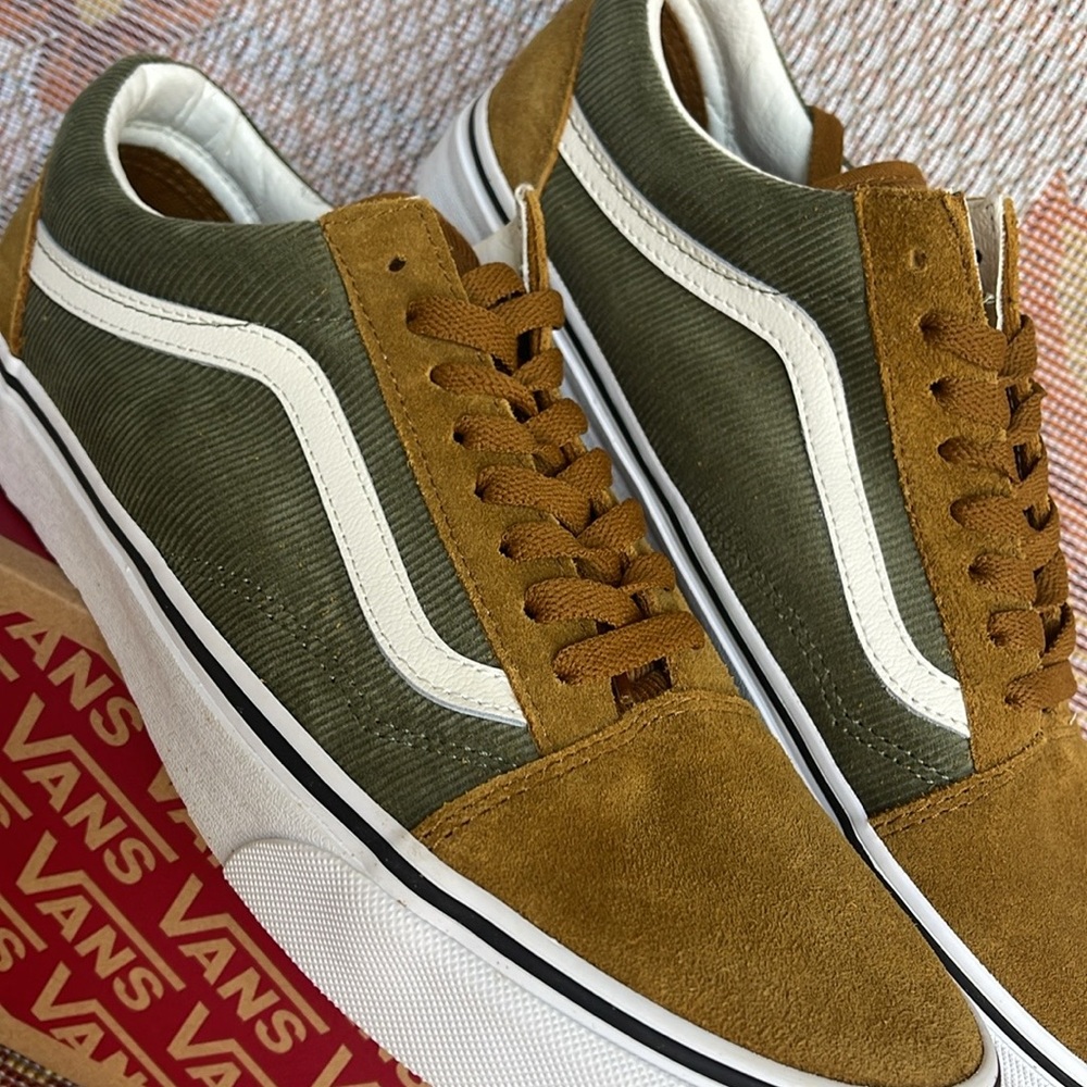 Vans Men’s Old Skool
Mini Cord Green/Brown
VN000ZNIT20A
Sneakers
Corduroy Shoe - Picture 10 of 16